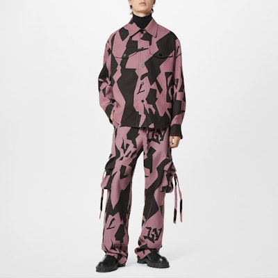 Pantalones Cargo Rosa de Tiro Alto con Múltiples Bolsillos LOUIS VUITTON SS23. 1AATC5 Lookbook Pantalones Cargo Rosa de Tiro Alto con Múltiples Bolsillos LOUIS VUITTON SS23. 1AATC5