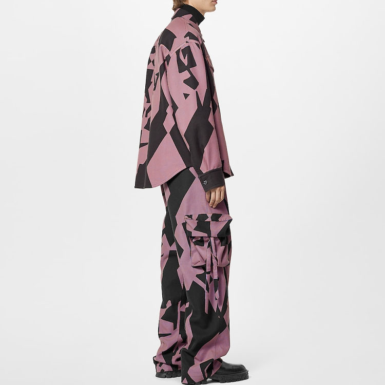 Shop Pantalones Cargo Rosa de Tiro Alto con Múltiples Bolsillos LOUIS VUITTON SS23. 1AATC5