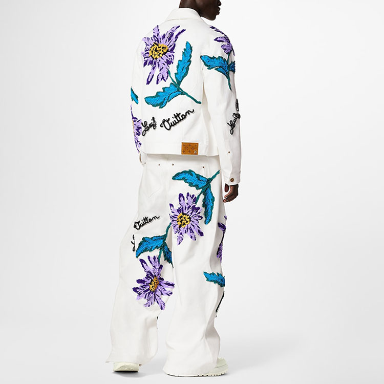 Lookbook LOUIS VUITTON SS23 Jaket Denim Putih dengan Logo dan Desain Bordir. 1AB516
