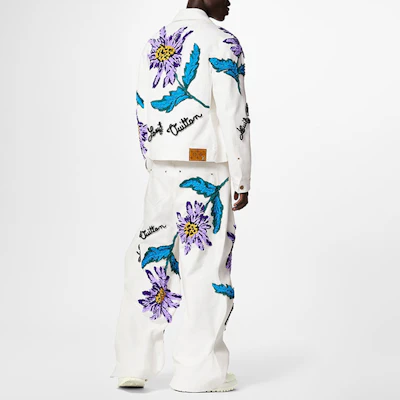 LOUIS VUITTON SS23 Jaket Denim Putih dengan Logo dan Desain Bordir. 1AB516 Lookbook LOUIS VUITTON SS23 Jaket Denim Putih dengan Logo dan Desain Bordir. 1AB516