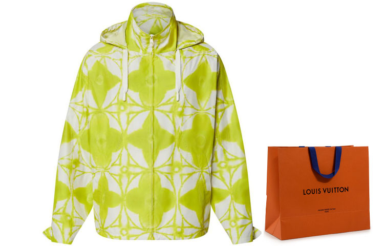 Lookbook Louis Vuitton SS23 Jaket Hoodie Cetakan Logo Penuh Kuning Lelaki. 1AB544