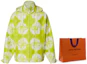 Lookbook Louis Vuitton SS23 Jaket Hoodie Cetakan Logo Penuh Kuning Lelaki. 1AB544