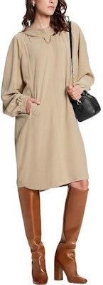 루이비통 SS23 카키 체인 디테일 배트윙 후드 롱 드레스 1AB6QV Lookbook 루이비통 SS23 카키 체인 디테일 배트윙 후드 롱 드레스 1AB6QV