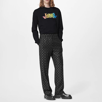 LOUIS VUITTON SS23 Kaos Lengan Panjang Logo Multicolor Hitam Pria. 1AATBG Lookbook LOUIS VUITTON SS23 Kaos Lengan Panjang Logo Multicolor Hitam Pria. 1AATBG