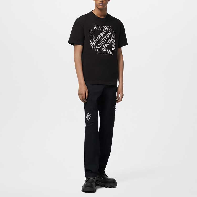 Sizing LOUIS VUITTON SS24 Kaos Hitam Bordir Mutiara Letter Crewneck 1AFJFI