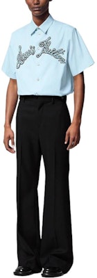 루이 비통 SS24 블루 자수 레터 반팔 셔츠. 1AFRLP Lookbook 루이 비통 SS24 블루 자수 레터 반팔 셔츠. 1AFRLP