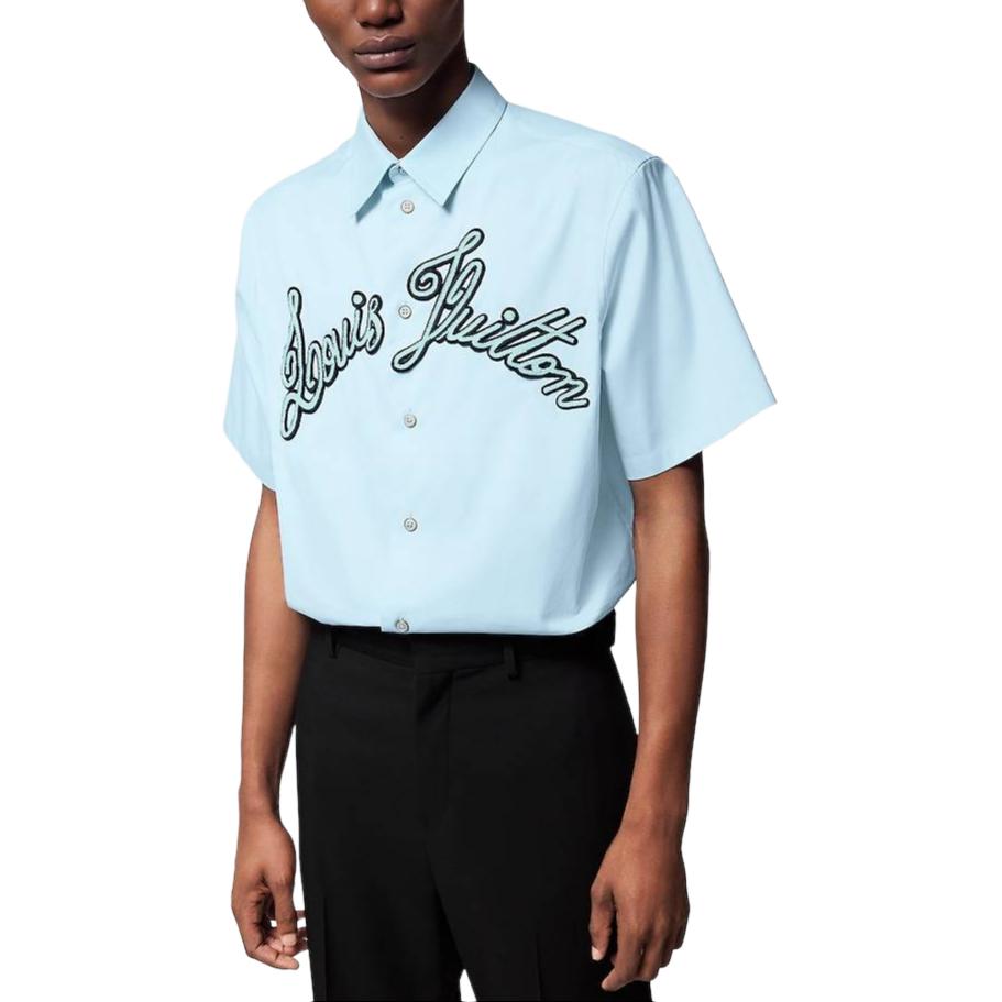 Shop 루이 비통 SS24 블루 자수 레터 반팔 셔츠. 1AFRLP
