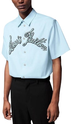 루이 비통 SS24 블루 자수 레터 반팔 셔츠. 1AFRLP Shop 루이 비통 SS24 블루 자수 레터 반팔 셔츠. 1AFRLP