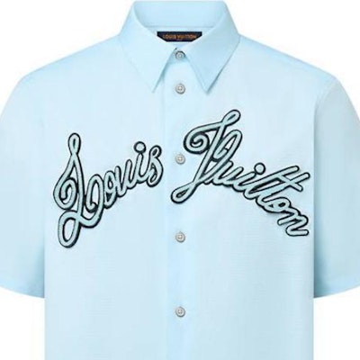 루이 비통 SS24 블루 자수 레터 반팔 셔츠. 1AFRLP Purchase 루이 비통 SS24 블루 자수 레터 반팔 셔츠. 1AFRLP