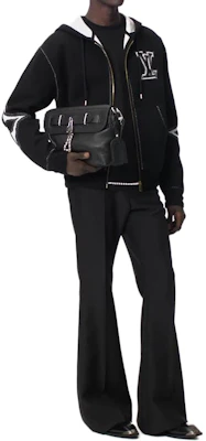 LOUIS VUITTON SS24 Jaket Hoodie Hitam Zip-Up dengan Logo Jacquard 1AFXKV Details for LOUIS VUITTON SS24 Jaket Hoodie Hitam Zip-Up dengan Logo Jacquard 1AFXKV