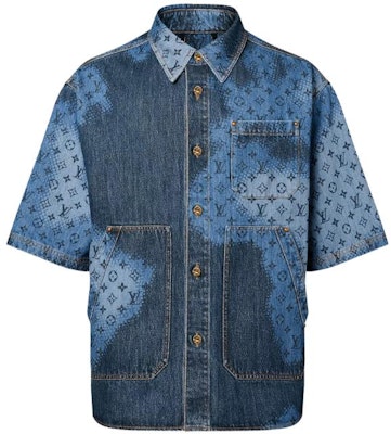 Kemeja Denim Lengan Pendek Pria Louis Vuitton SS24 Logo Monogram Biru. 1AFAVH Buy Kemeja Denim Lengan Pendek Pria Louis Vuitton SS24 Logo Monogram Biru. 1AFAVH