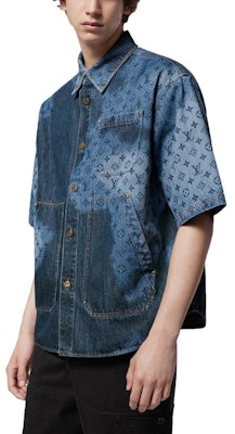 Kemeja Denim Lengan Pendek Pria Louis Vuitton SS24 Logo Monogram Biru. 1AFAVH Lookbook Kemeja Denim Lengan Pendek Pria Louis Vuitton SS24 Logo Monogram Biru. 1AFAVH