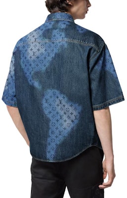 Kemeja Denim Lengan Pendek Pria Louis Vuitton SS24 Logo Monogram Biru. 1AFAVH Shop Kemeja Denim Lengan Pendek Pria Louis Vuitton SS24 Logo Monogram Biru. 1AFAVH