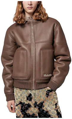 Chaqueta Reversible de Borrego con Capucha Louis Vuitton SS24 Marrón. 1AFAIM Order Chaqueta Reversible de Borrego con Capucha Louis Vuitton SS24 Marrón. 1AFAIM