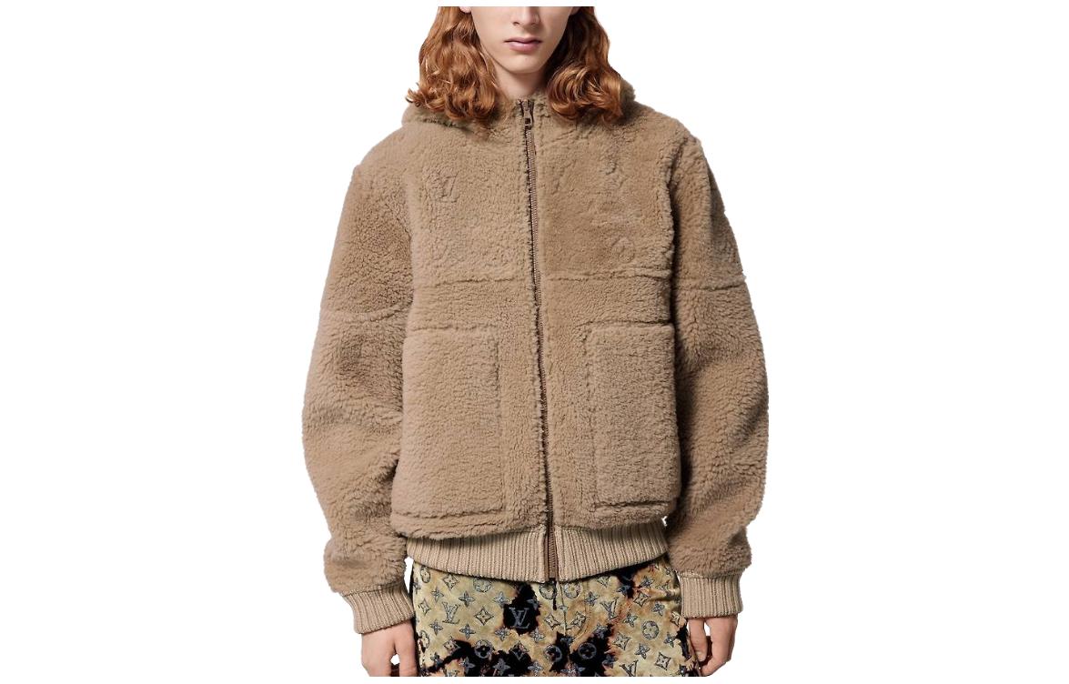 Lookbook Chaqueta Reversible de Borrego con Capucha Louis Vuitton SS24 Marrón. 1AFAIM