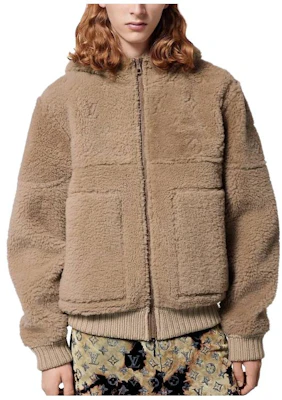 Chaqueta Reversible de Borrego con Capucha Louis Vuitton SS24 Marrón. 1AFAIM Lookbook Chaqueta Reversible de Borrego con Capucha Louis Vuitton SS24 Marrón. 1AFAIM