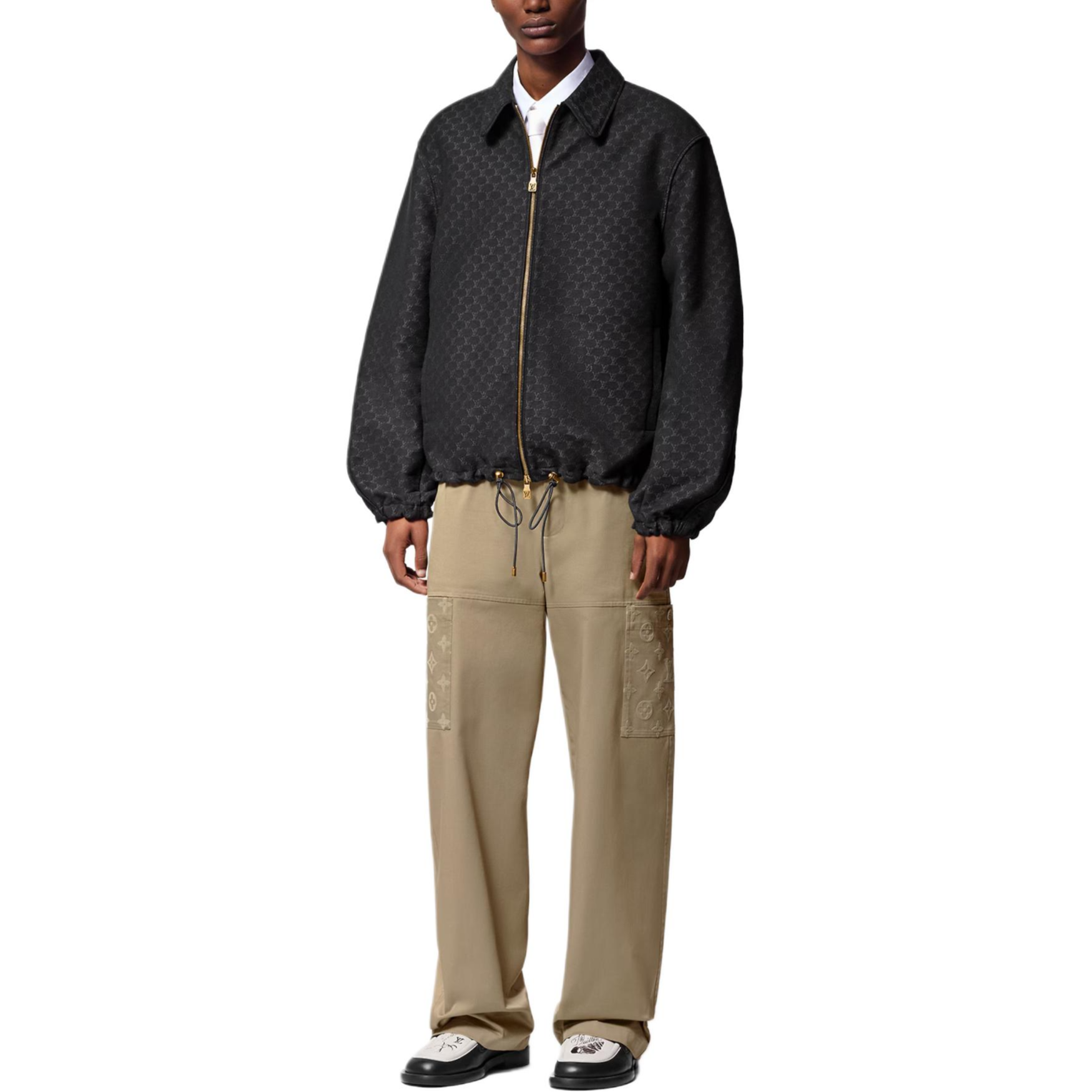 Lookbook Pantalones Cargo Beige Hombre LOUIS VUITTON SS24 Logo Button Pierna Recta. 1AFQAV