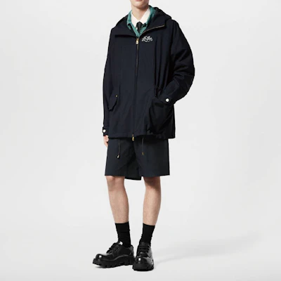 ルイ・ヴィトン SS24 ロゴ刺繍フード付きジップパーカージャケット メンズ ブルー 1AFRJ8 Lookbook ルイ・ヴィトン SS24 ロゴ刺繍フード付きジップパーカージャケット メンズ ブルー 1AFRJ8