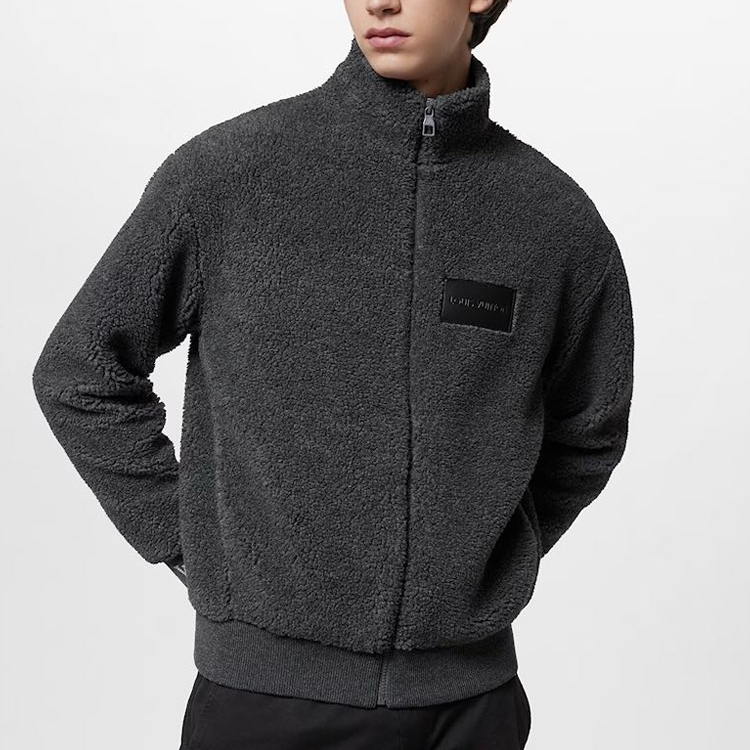 Lookbook Chaqueta Polar Hombre Gris Oscuro LOUIS VUITTON SS24 Logo Jacquard. 1AFBA3