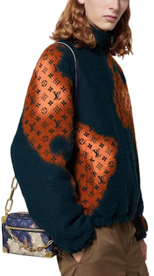 LOUIS VUITTON SS24 Jaket Kasual Biru Pria dengan Logo dan Tali Serut. 1AF887 Purchase LOUIS VUITTON SS24 Jaket Kasual Biru Pria dengan Logo dan Tali Serut. 1AF887