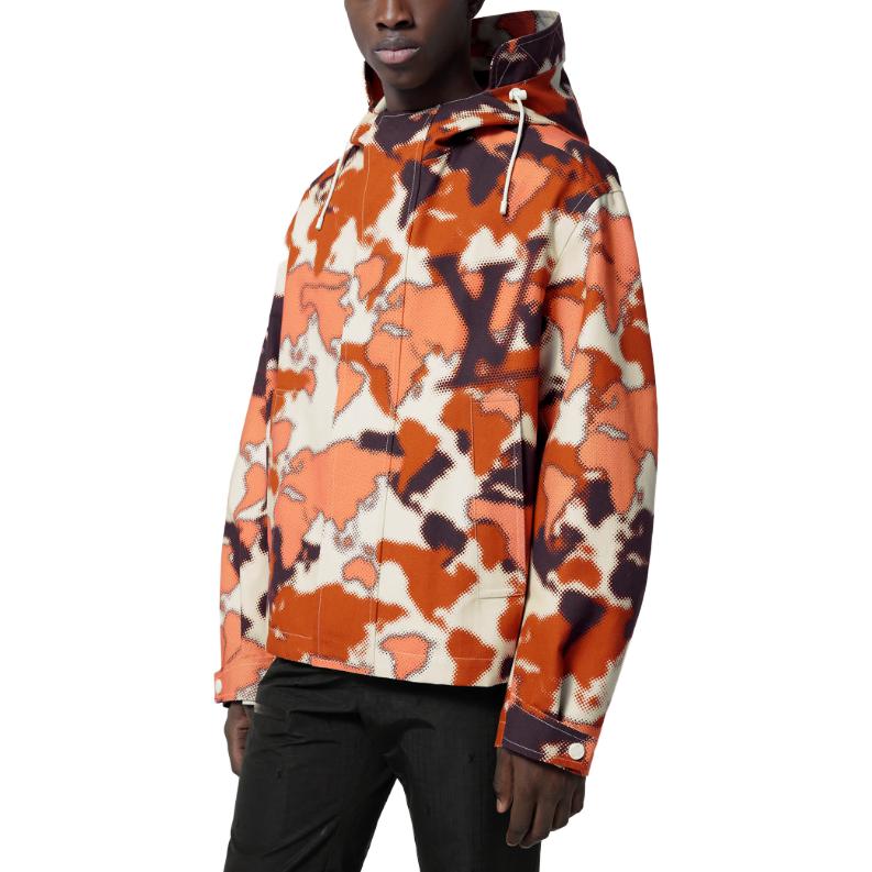 Lookbook Chaqueta Roja con Capucha para Hombre LOUIS VUITTON SS24 Estampado Mapa. 1AF866