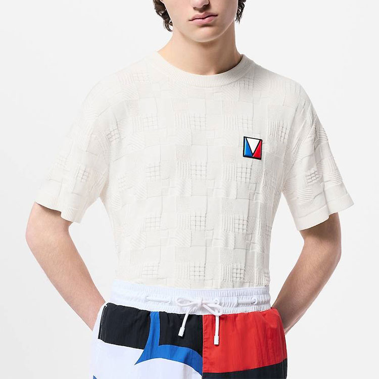 Lookbook 路易威登 SS24 Monogram 提花純白圓領T恤 休閒上衣 1AFVRT