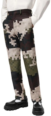 루이비통 SS24 퍼렐 협업 그린 체크 포켓 스트레이트 팬츠 남성용 1AFIYA Lookbook 루이비통 SS24 퍼렐 협업 그린 체크 포켓 스트레이트 팬츠 남성용 1AFIYA