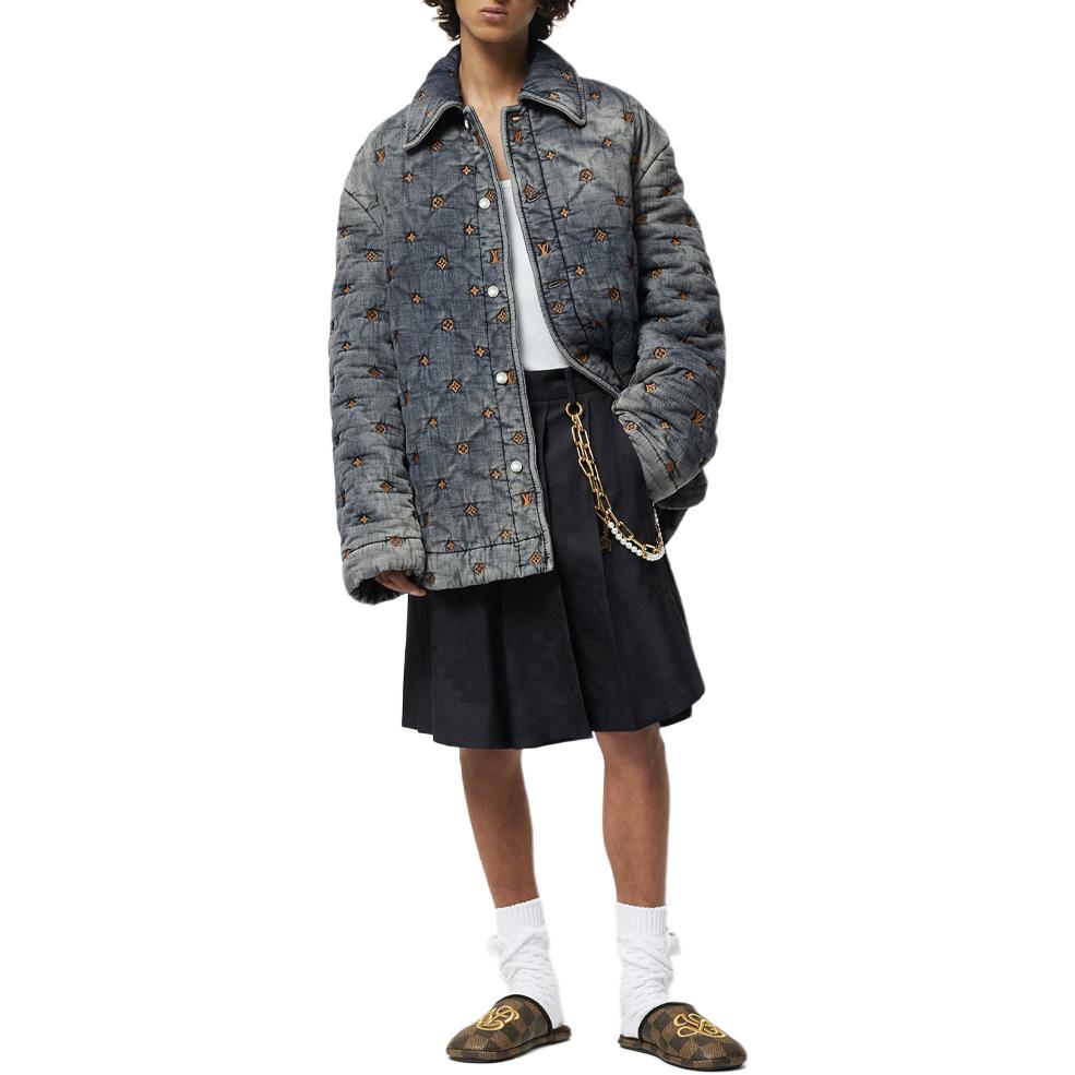Lookbook Chaqueta Vaquera Suelta Azul Louis Vuitton SS24 Pharrell Logo Bordado. 1AFJCO