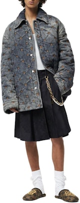 Chaqueta Vaquera Suelta Azul Louis Vuitton SS24 Pharrell Logo Bordado. 1AFJCO Lookbook Chaqueta Vaquera Suelta Azul Louis Vuitton SS24 Pharrell Logo Bordado. 1AFJCO