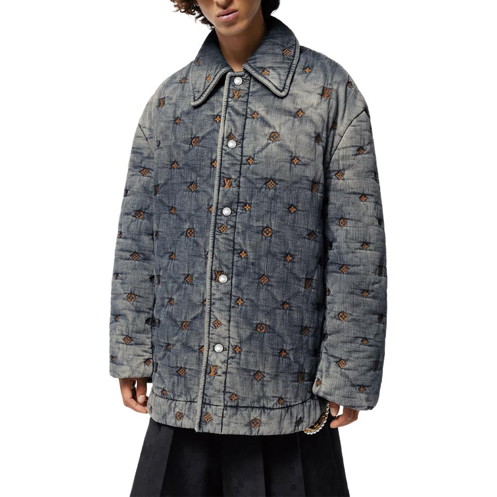 Details for Chaqueta Vaquera Suelta Azul Louis Vuitton SS24 Pharrell Logo Bordado. 1AFJCO