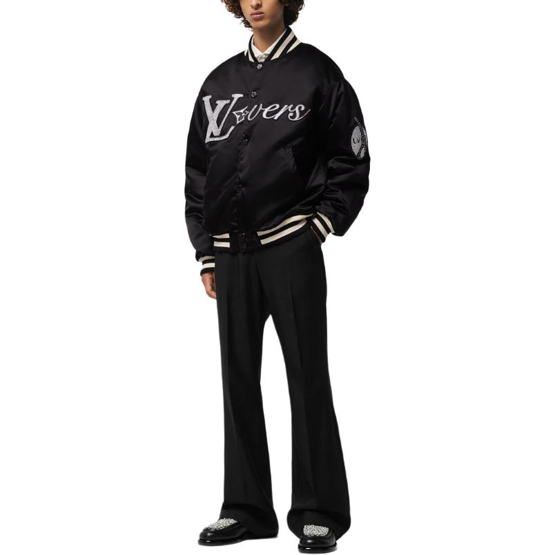 Lookbook LOUIS VUITTON SS24 Pharrell Kolaborasi Jaket Baseball Bergaris Hitam Bordir. 1AFHWP
