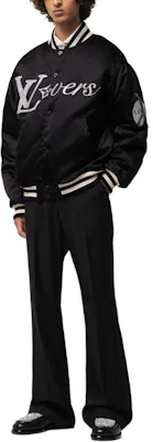 LOUIS VUITTON SS24 Pharrell Kolaborasi Jaket Baseball Bergaris Hitam Bordir. 1AFHWP Lookbook LOUIS VUITTON SS24 Pharrell Kolaborasi Jaket Baseball Bergaris Hitam Bordir. 1AFHWP