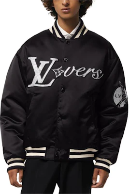 LOUIS VUITTON SS24 Pharrell Kolaborasi Jaket Baseball Bergaris Hitam Bordir. 1AFHWP Purchase LOUIS VUITTON SS24 Pharrell Kolaborasi Jaket Baseball Bergaris Hitam Bordir. 1AFHWP