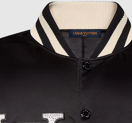 LOUIS VUITTON SS24 Pharrell Kolaborasi Jaket Baseball Bergaris Hitam Bordir. 1AFHWP Sizing LOUIS VUITTON SS24 Pharrell Kolaborasi Jaket Baseball Bergaris Hitam Bordir. 1AFHWP