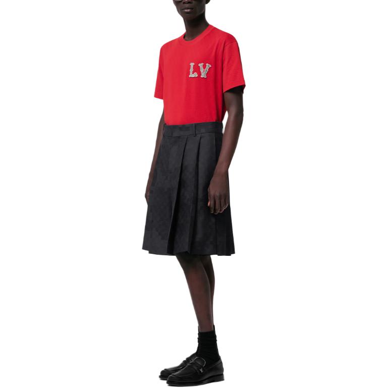 Lookbook 루이 비통 SS24 퍼렐 로고 자수 레드 반팔 티셔츠 남성. 1AFJED