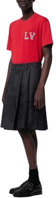 루이 비통 SS24 퍼렐 로고 자수 레드 반팔 티셔츠 남성. 1AFJED Lookbook 루이 비통 SS24 퍼렐 로고 자수 레드 반팔 티셔츠 남성. 1AFJED