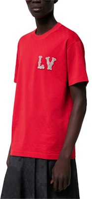 루이 비통 SS24 퍼렐 로고 자수 레드 반팔 티셔츠 남성. 1AFJED Details for 루이 비통 SS24 퍼렐 로고 자수 레드 반팔 티셔츠 남성. 1AFJED