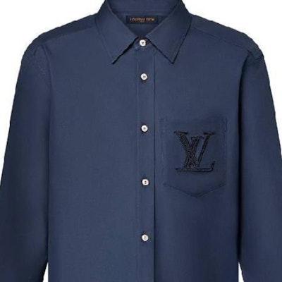 루이 비통 SS24 로고 자수 긴팔 셔츠 네이비 솔리드 컬러 1AFRMJ Sizing 루이 비통 SS24 로고 자수 긴팔 셔츠 네이비 솔리드 컬러 1AFRMJ