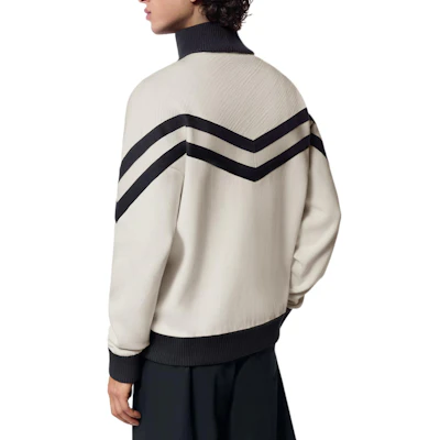 LOUIS VUITTON SS24 Jaket High-Neck Garis Putih Pria dengan Ritsleting 1AFQP Sizing LOUIS VUITTON SS24 Jaket High-Neck Garis Putih Pria dengan Ritsleting 1AFQP