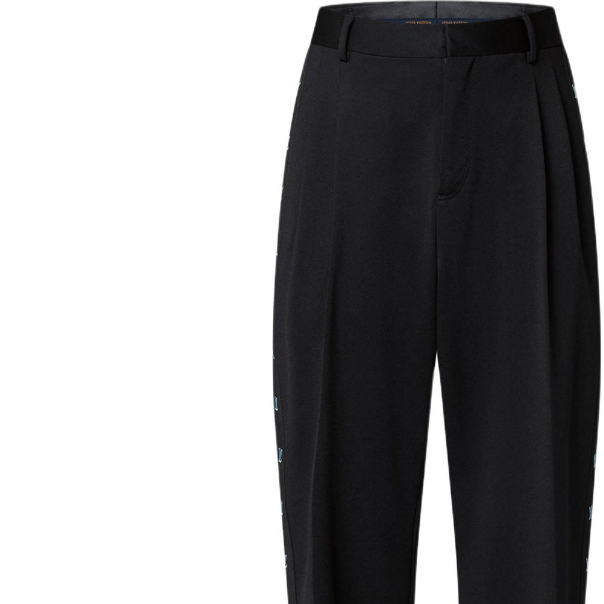 Lookbook LOUIS VUITTON SS25 Celana Knit Hitam Bordir Desain Lipit Track Pants 1AGTNI