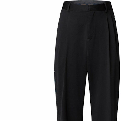 LOUIS VUITTON SS25 Celana Knit Hitam Bordir Desain Lipit Track Pants 1AGTNI Lookbook LOUIS VUITTON SS25 Celana Knit Hitam Bordir Desain Lipit Track Pants 1AGTNI