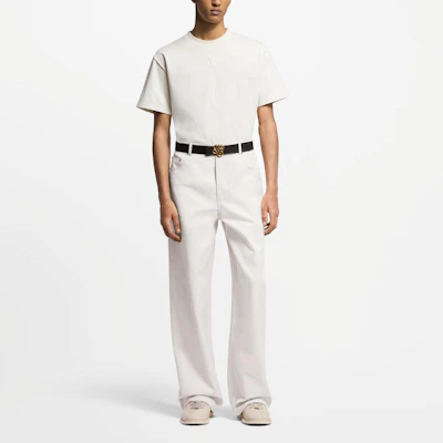 루이비통 SS25 아이보리 화이트 로고 엠보싱 크루넥 티셔츠 1AHCNT Lookbook 루이비통 SS25 아이보리 화이트 로고 엠보싱 크루넥 티셔츠 1AHCNT