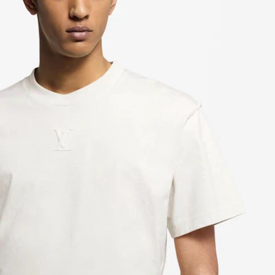 루이비통 SS25 아이보리 화이트 로고 엠보싱 크루넥 티셔츠 1AHCNT Sizing 루이비통 SS25 아이보리 화이트 로고 엠보싱 크루넥 티셔츠 1AHCNT