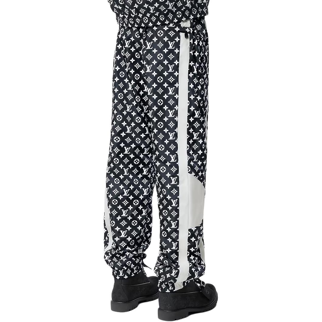 Shop Pantalones Jogger de Punto Negro con Logo LOUIS VUITTON SS25 para Hombre. 1AFWQD