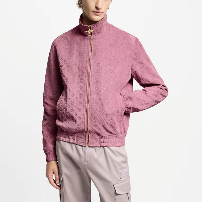 Lookbook ルイヴィトン SS25 モノグラム エンボス スエード ジップアップ レザージャケット 紫 メンズ 1AHBTM
