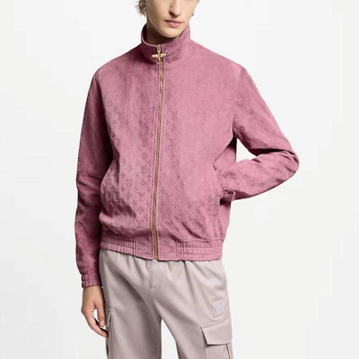 路易威登SS25紫色压纹麂皮拉链夹克外套 1AHBTN Lookbook 路易威登SS25紫色压纹麂皮拉链夹克外套 1AHBTN