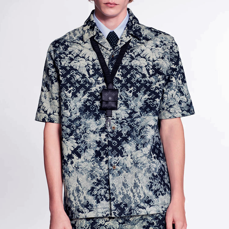 Shop LOUIS VUITTON Kemeja Pria Logo Tie-Dye Lengan Pendek Warna Denim Biru 1A8HGH
