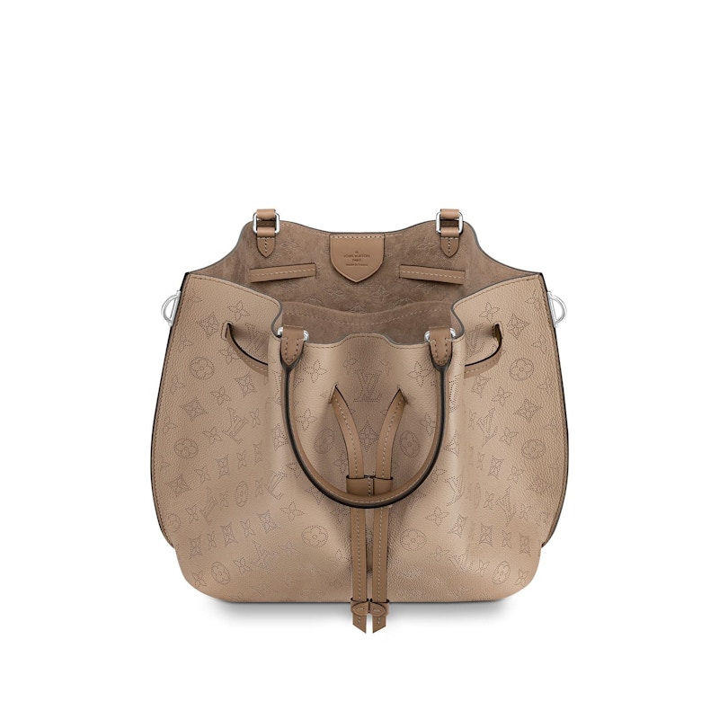 Lookbook Louis Vuitton Top Handle Girolata Monogram Mahina dengan Aksesori Galet