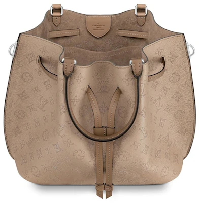 Louis Vuitton Top Handle Girolata Monogram Mahina dengan Aksesori Galet Lookbook Louis Vuitton Top Handle Girolata Monogram Mahina dengan Aksesori Galet