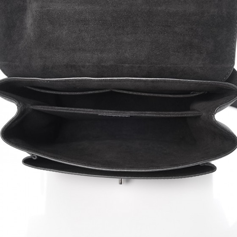 Lookbook Louis Vuitton Tas Top Handle My Lockme G dengan Aksen Noir Hitam